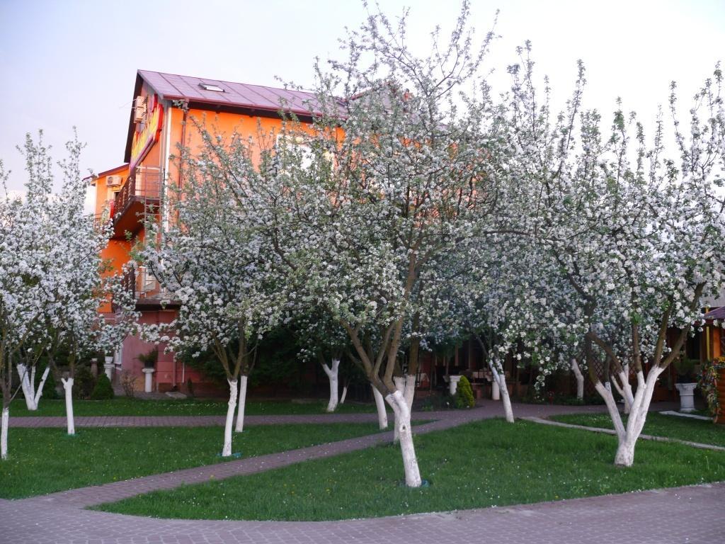 Rayskiy Sad Hotel Volytsya Exterior photo